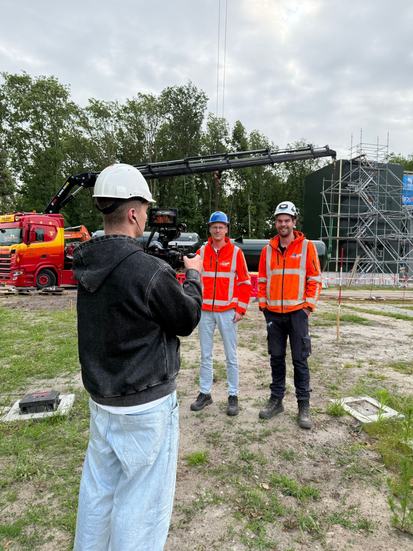 Cameraman filmt technici aan het werk op locatie